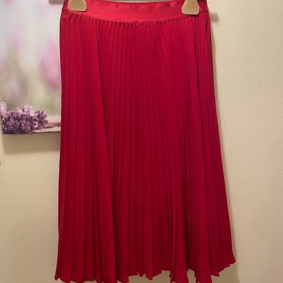 Super nice red color pleated skirt - Picture 2 of 4